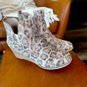 Women’s ankle boots size 9.5 by VeryG.